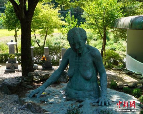 资料图:慰安妇“分享之家”里的“慰安妇”雕像。