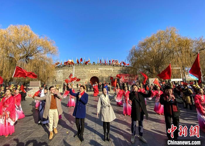 “红歌串烧快闪”环节中，《大中国》《唱支山歌给党听》等一首首耳熟能详的红歌串烧，点燃了现场游客的爱国热情，　刘鸿儒 摄