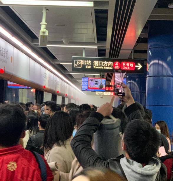 珠江新城站冒烟停电？广州地铁回应：系乘客误触灭火器