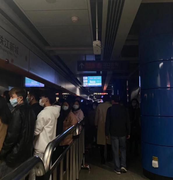 珠江新城站冒烟停电？广州地铁回应：系乘客误触灭火器
