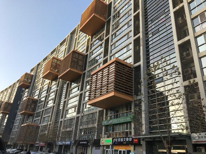后现代城B区的4号楼和5号楼为70年产权住宅,但实际上为商办用途。