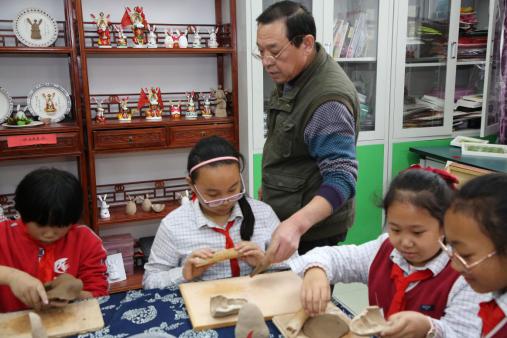 济南市盛福实验小学学生们在创作兔子王。济南市文化和旅游局 供图