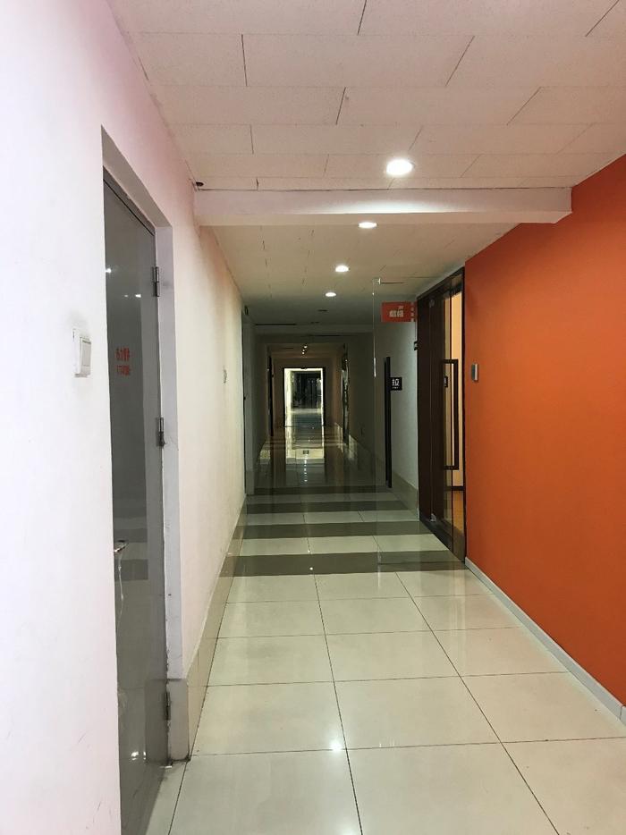 B区5号楼内打通了三个单元之间的隔墙,形成一个可以贯通18户的大长廊。