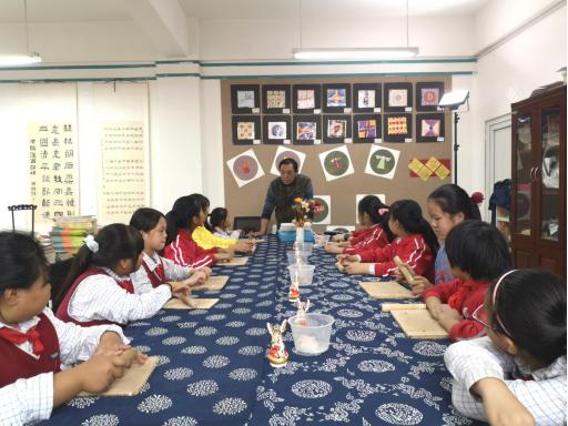 山东省级非物质文化遗产泥塑兔子王代表性传承人周秉生为济南盛福实验小学学生授课。济南市文化和旅游局 供图
