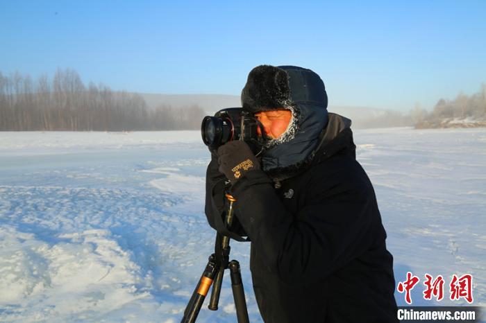 摄影爱好者冒着严寒拍摄呼玛河沿岸雾凇美景。　冯宏伟 摄
