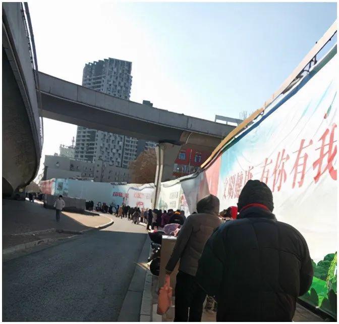 ▲石家庄街头,市民排队做核酸。(受访者供图)