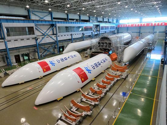 长征五号B火箭正在中国航天科技集团一院211厂进行测试。211厂供图