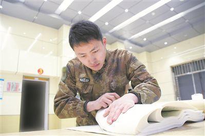 图③:四级军士长贺申造清点地图数量。黄 海摄