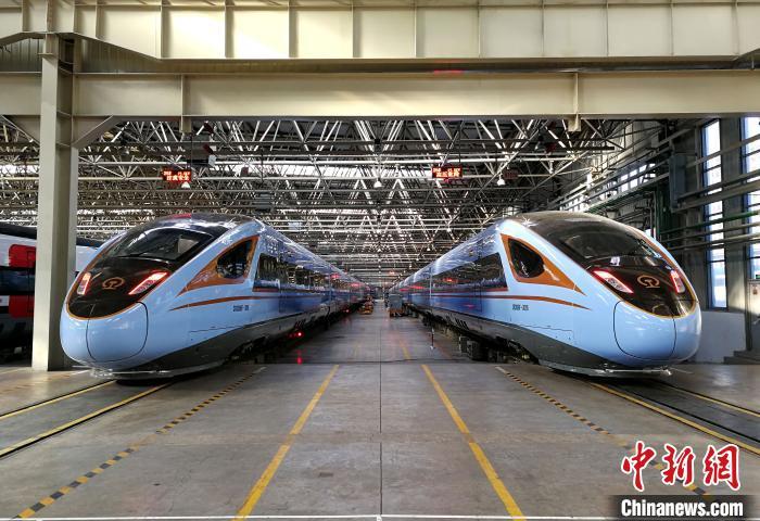图为时速250公里“复兴号”中国标准动车组准备出厂。 吴可超 摄