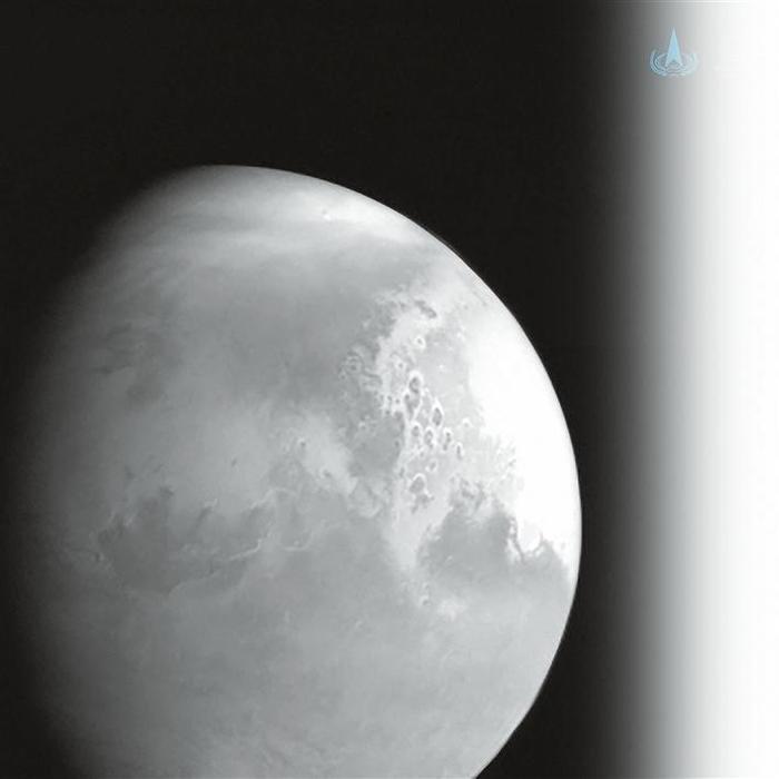 天问一号火星探测器拍摄的首幅火星图像。