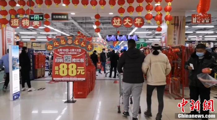 除夕这一天,超市里依然很多人。 中新网 郎朗 摄