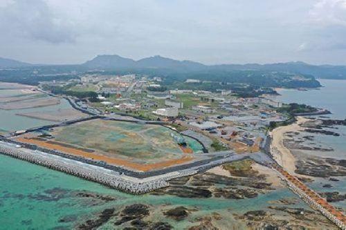 名护市边野谷新基地建设现场,填海和护岸工事推进中 (图源:琉球新报去年9月)