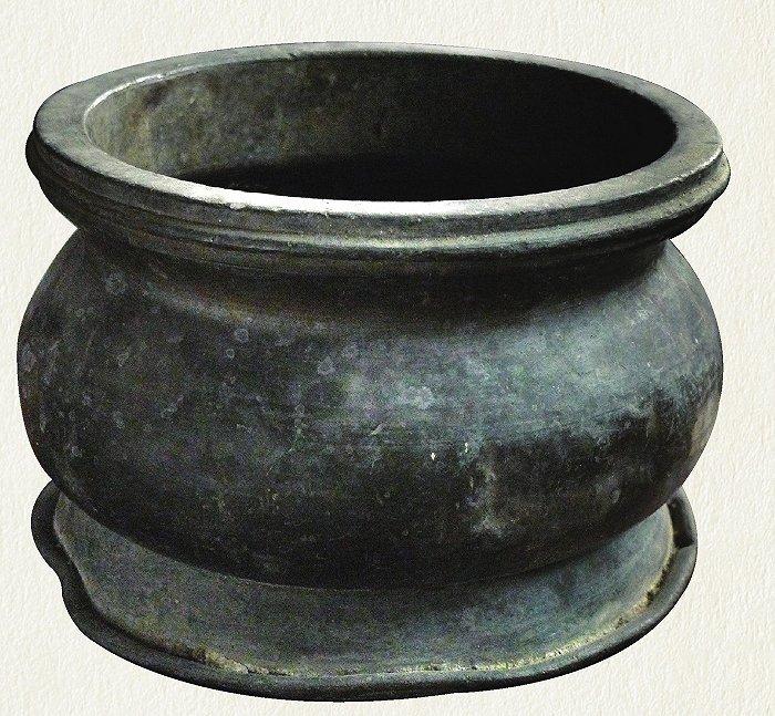 清晚时期唾壶 图片来源L:知识贝壳