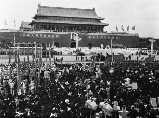 ▲图为首都群众在天安门广场庆祝中华人民共和国成立(1949年10月1日摄)。新华社资料照片