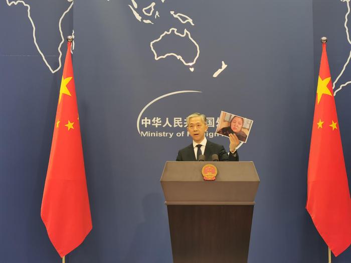 发言人汪文斌展示早木热·达吾提的照片