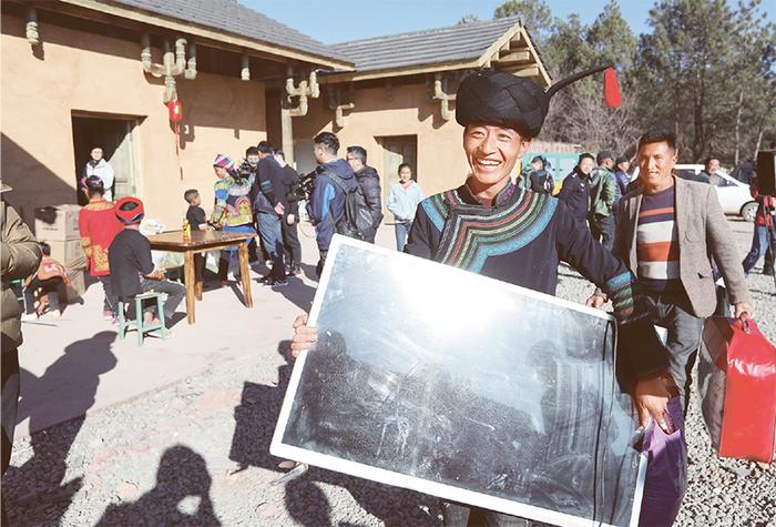 ▲2019年2月11日,四川省凉山州昭觉县三岔河乡三河村首批29户、168人告别居住多年的土坯房,搬入易地扶贫安置点的新家。图为彝族群众喜搬新居。新华社记者 江宏景/摄