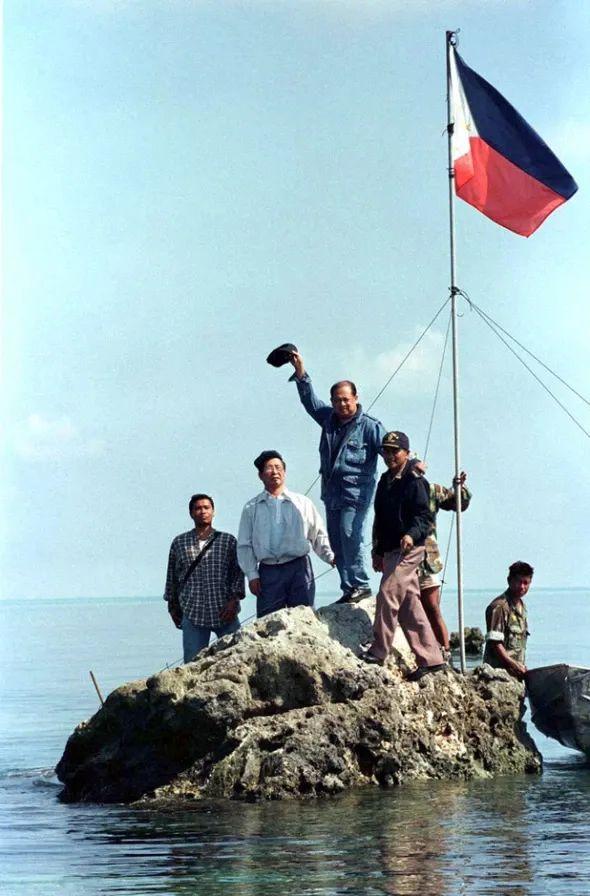 在中国无线电爱好者第三次登岛测量之后不久,1997年5月17日,菲律宾国会议员和众议院国防主席率领军队和媒体人员登陆黄岩 图自WorldPress“讨论南海”论坛