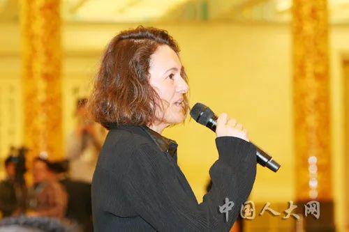 资料图片:2012年3月9日,法国《观点》周刊记者在两会期间的记者会上提问。(中国人大网)