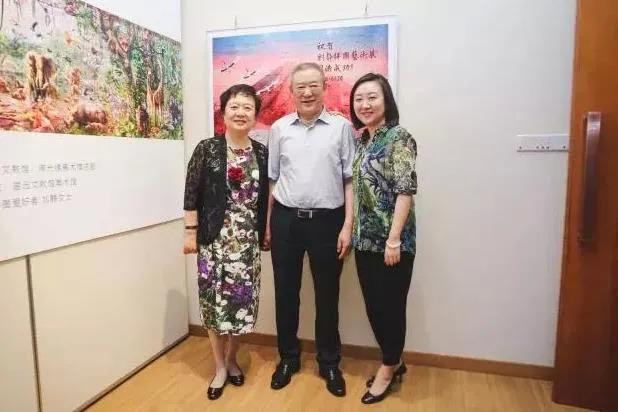 高天国与妻子刘静(左)及女儿高超(右)
