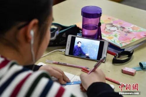 资料图:昆明中小学生在图书馆自习室内写作业。中新社记者 任东 摄