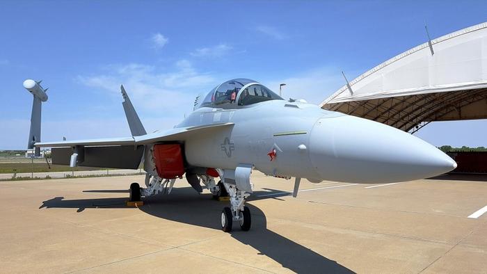 停在惠特比岛海军基地的第一架EA-18G“咆哮者”Block2电子战机 图片来源:简氏防务周刊