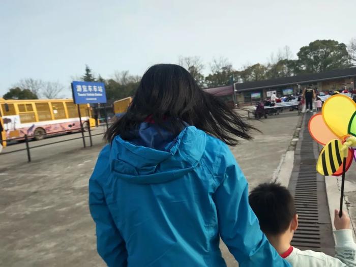 ▲在野生动物园游览一天后,张萌和欣欣准备回家。新京报记者 马延君摄