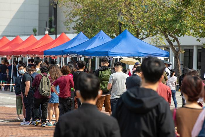 资料图:香港民众接受新冠核酸检测