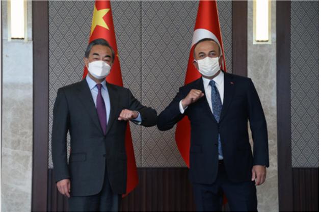 当地时间2021年3月25日,国务委员兼外长王毅在安卡拉同土耳其外长查武什奥卢举行会谈。/中国外交部官网截图
