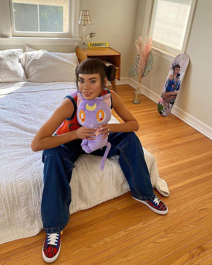 小麦色肌肤、雀斑脸和齐刘海,Miquela Sousa的长相和穿搭均符合当前年轻一代的喜好 图片来源:Instagram