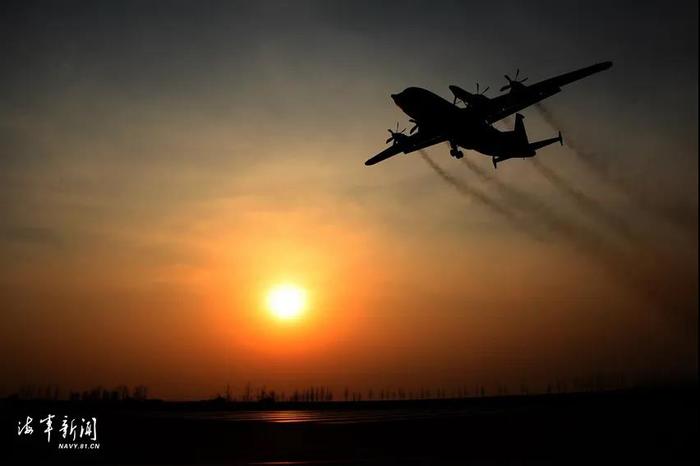 海军航空兵装备了多型空中预警机,图为空警-200预警机起飞。