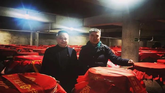 ▲邓鸿与衡昌传人周杰明一起调研。