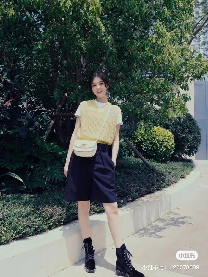 背心:Dazzle 包袋:Bally 短靴:Stuart Weitzman