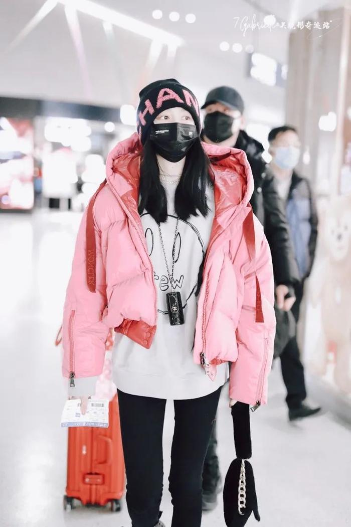 帽子、包袋:CHANEL 羽绒服:MONCLER 内搭:DREW HOUSE