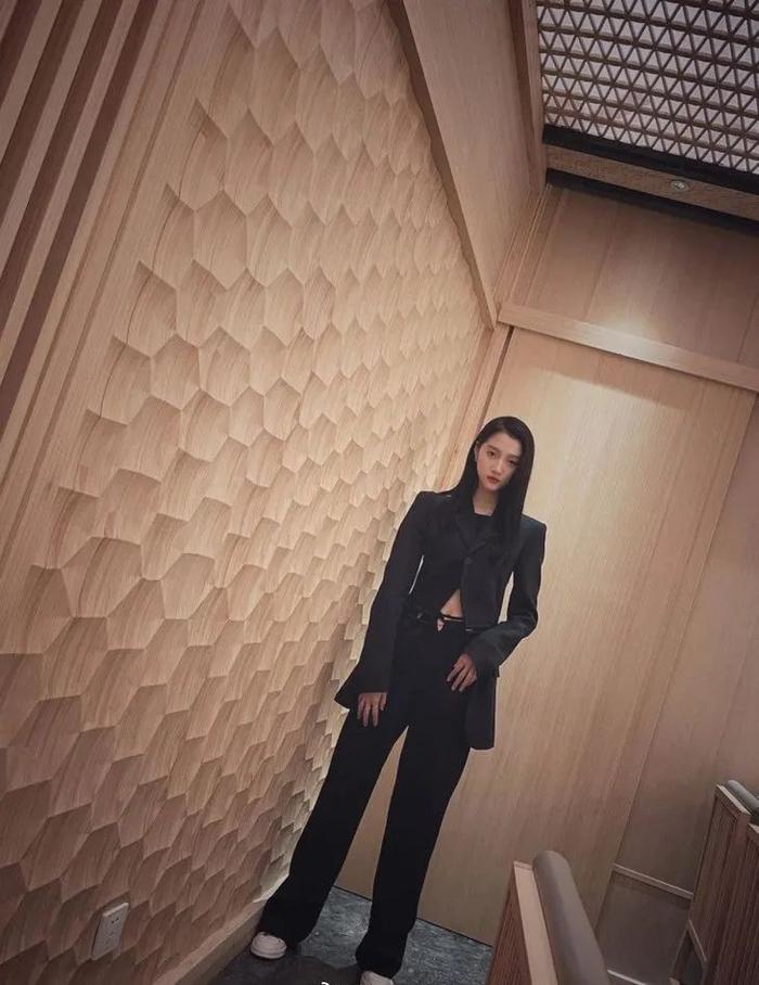套装:DIONLEE 球鞋:CHANEL