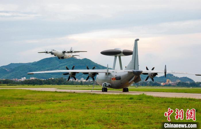 南部战区海军航空兵某团组织多机型飞行。 杨佳豪 摄