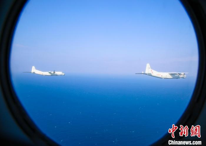 南部战区海军航空兵某团组织编队飞行训练。 秦钱江 摄