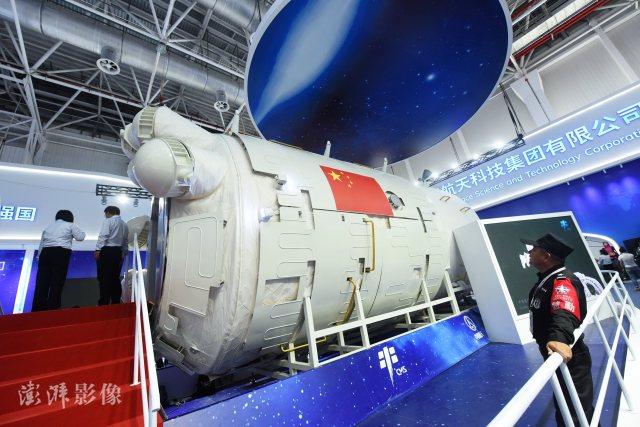 2018年11月7日,拍摄到的“天和”号空间站核心舱。在2018珠海航展上,中国下一代空间站核心舱的“天和”号空间站核心舱首次以1:1实物形式(工艺验证舱)面向公众展出。