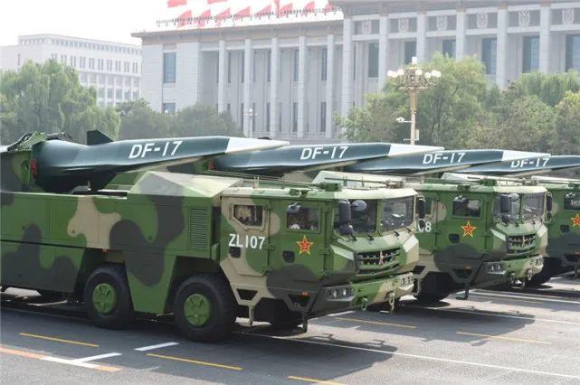 庆祝新中国成立70周年阅兵式上受阅的东风-17常规导弹方队。新华社记者 张国俊 摄