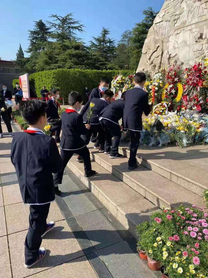 合肥：少先队员在蜀山烈士陵园开展“感悟红色历史，缅怀山河英雄”主题活动