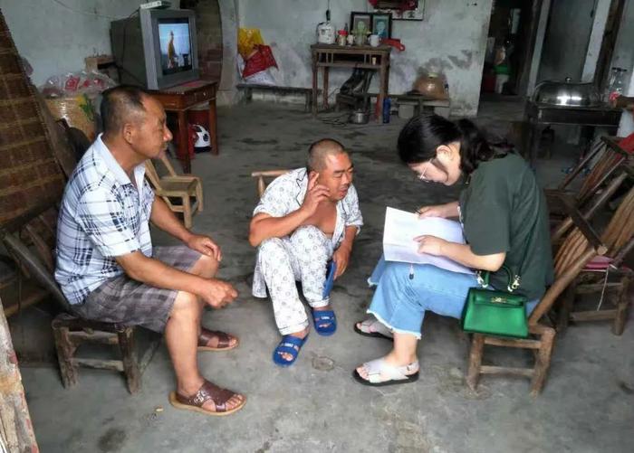 资料图片:樊贞子(右)在走访贫困户。新华社发