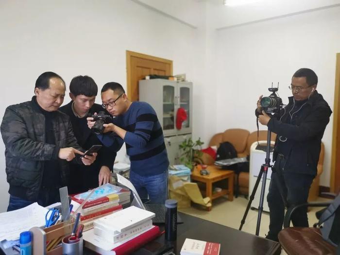 资料图片:新华社记者杨静(左二)、陈欣波(左三)、孙敏(右一)在吴志宏生前工作的云南红河州史志办采访他的同事。新华社发(李艾蓉 摄)