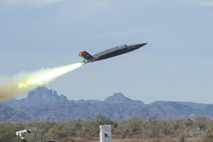 XQ-58A“女武神”无人机此前试验中的起飞画面,图源:美国空军