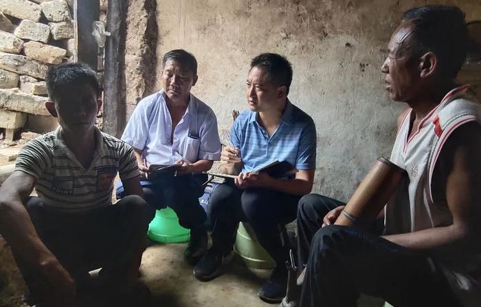 资料图片:2019年,吴志宏(右二)在村民家中走访。新华社发