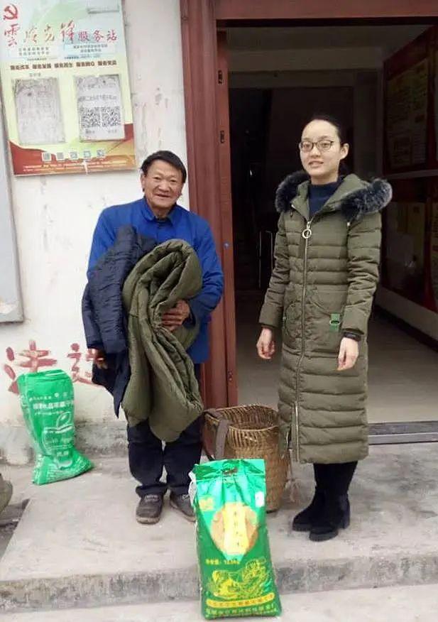 资料图片:王秋婷(右)到贫困户家里走访。新华社发