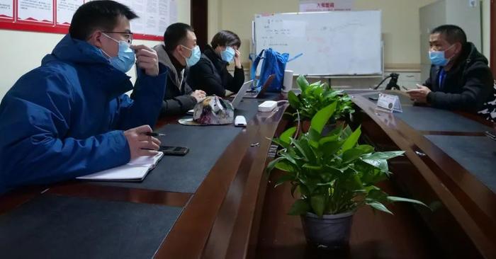 资料图片:记者周楠(左一)与同事在湖南省炎陵县大源村采访村民。新华社发