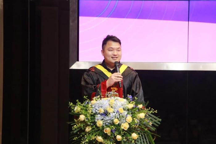 高2021级年级领导成华表达对毕业学生的祝福(央广网发 重庆市第二外国语学校国际部供图)