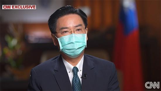 台外事部门负责人吴钊燮接受CNN采访时声称“要为两岸军事冲突做准备”,视频截图