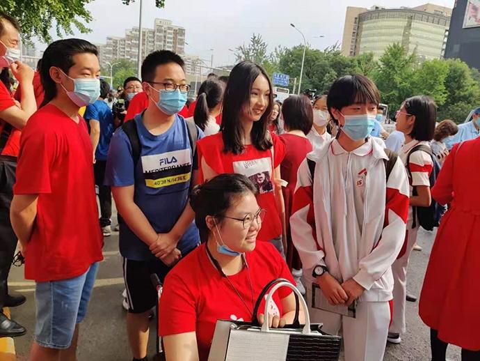 坐在轮椅上的卞亦博(前排中)及其他送考的同学与今年高考的同学合影留念。本文图片均为澎湃新闻记者 程婷 图