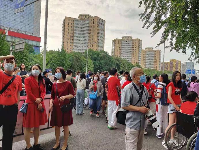 6月7日,人大附中考点外的送考人群