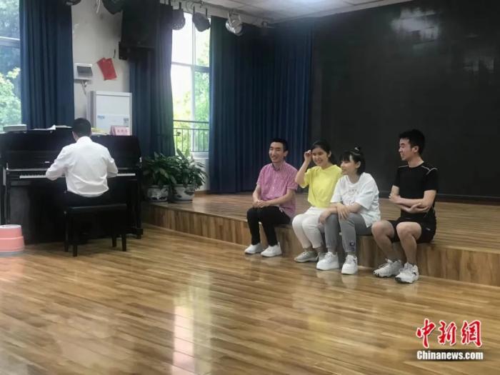 “学霸班”5名学生在一起排练。岳依桐 摄